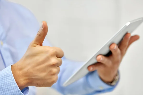 Nahaufnahme der Hände mit Tablet-PC, der Daumen nach oben zeigt — Stockfoto