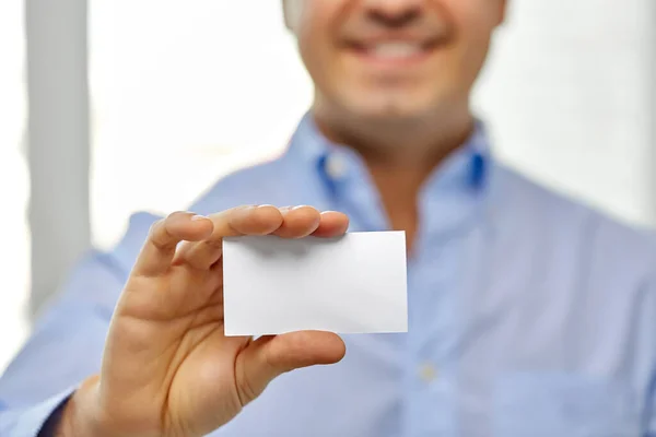 Primer plano del hombre sonriente sosteniendo tarjeta de visita — Foto de Stock