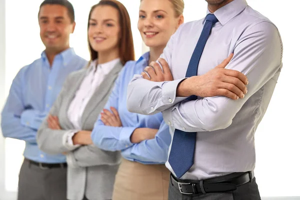 Nahaufnahme lächelnder Geschäftsleute im Büro — Stockfoto