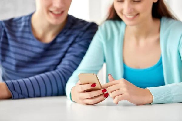 Gros plan des mains féminines avec smartphone — Photo