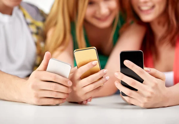 Närbild av händer med smartphones — Stockfoto