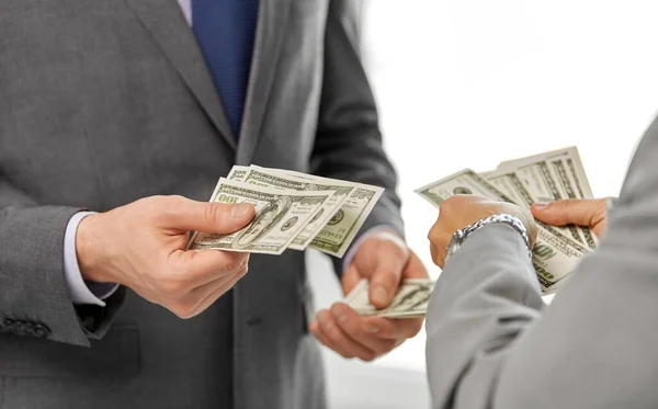 Primer plano de los hombres de negocios manos sosteniendo el dinero —  Fotos de Stock
