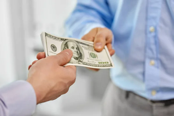 Крупним планом руки бізнесменів, що тримають гроші — стокове фото