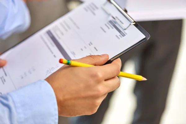 Hände des Geschäftsmannes halten Klemmbrett mit Schein — Stockfoto