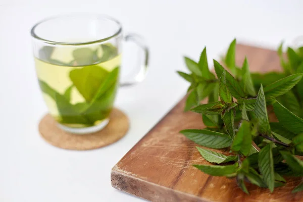 Teh herbal dengan peppermint segar di papan kayu — Stok Foto