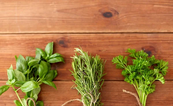 Verdi, spezie o erbe medicinali su tavole di legno — Foto Stock
