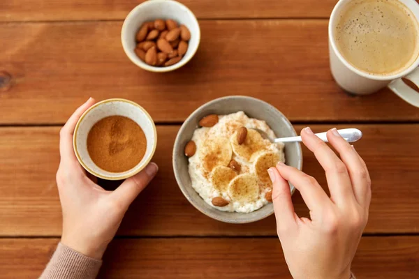 Manos con desayuno de avena y taza de café —  Fotos de Stock