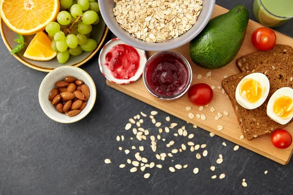 Oatmeal, buah-buahan, roti panggang, telur, selai dan susu — Stok Foto