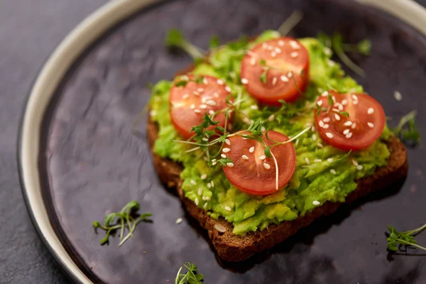 Pane tostato con purè di avocado e pomodoro ciliegia — Foto Stock