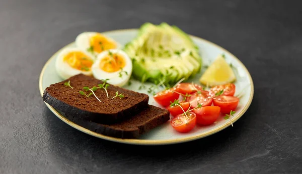 Φρυγανισμένο ψωμί με ντομάτα, αβοκάντο και αυγά — Φωτογραφία Αρχείου