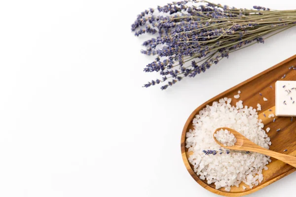 Pila de sal marina, lavanda y cuchara en bandeja de madera — Foto de Stock