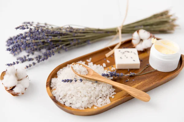 Sal de banho, sabão de lavanda e manteiga corporal na bandeja — Fotografia de Stock