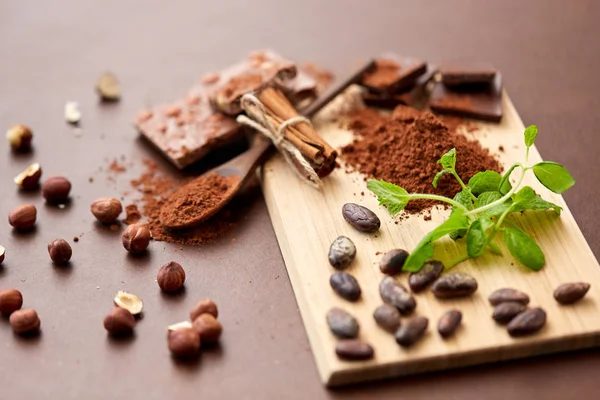 Coklat dengan kacang, biji coklat dan kayu manis — Stok Foto