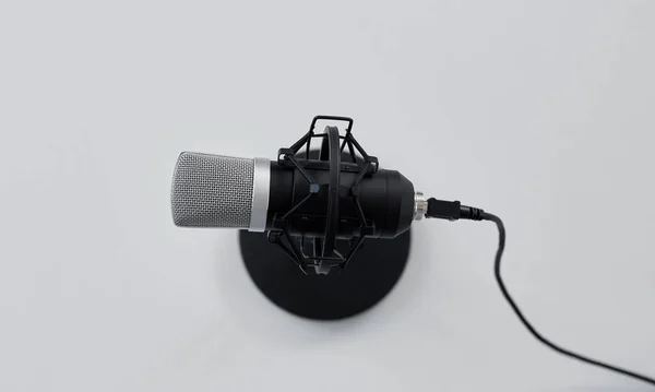 Gros plan du microphone sur fond blanc — Photo