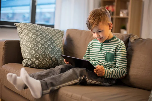 Evinde tablet bilgisayarı olan mutlu küçük çocuk. — Stok fotoğraf