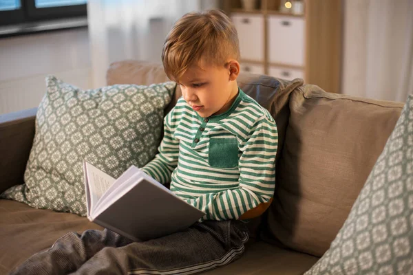 Μικρό αγόρι διαβάζει βιβλίο στο σπίτι — Φωτογραφία Αρχείου