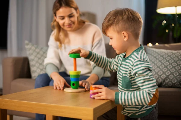 Madre e hijo jugando con la pirámide de juguete en casa —  Fotos de Stock