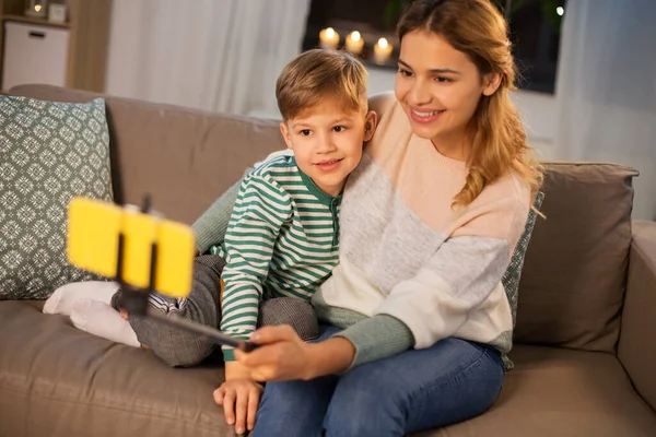 Mãe e filho tomando selfie por smartphone em casa — Fotografia de Stock