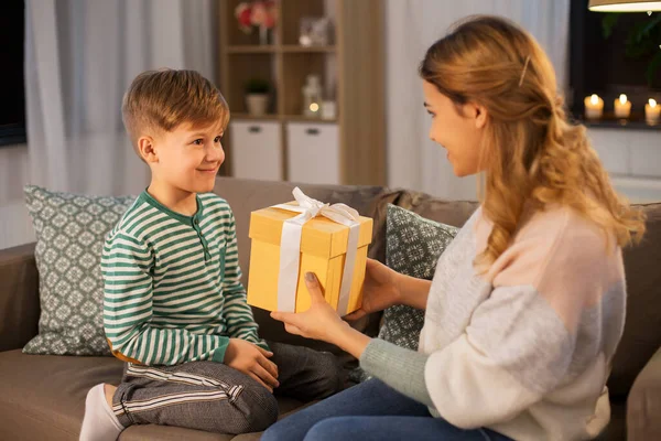 Mutter beschenkt ihren kleinen Sohn zu Hause — Stockfoto