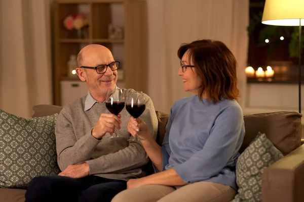 Feliz pareja mayor con copas de vino tinto — Foto de Stock