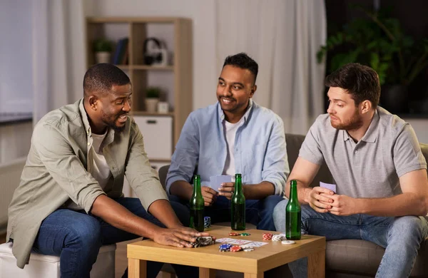 Felizes amigos do sexo masculino jogar cartas em casa à noite — Fotografia de Stock