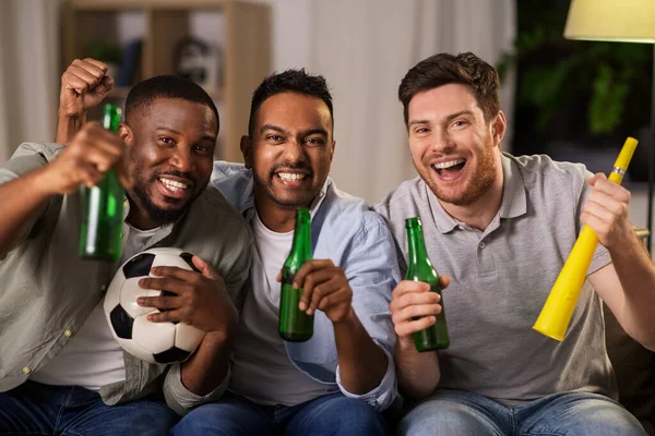 Amigos ou fãs de futebol com bola e cerveja em casa — Fotografia de Stock