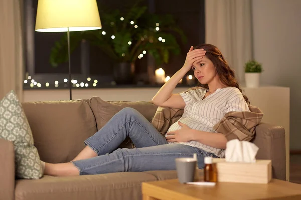 Zieke zwangere vrouw die thuis hoofdpijn heeft — Stockfoto