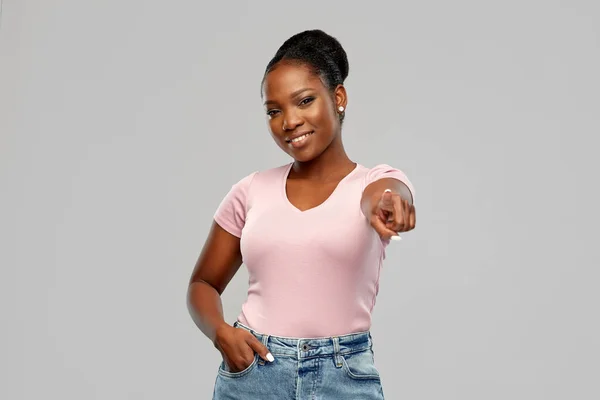 Afrikanische Amerikanerin zeigt mit dem Finger auf dich — Stockfoto