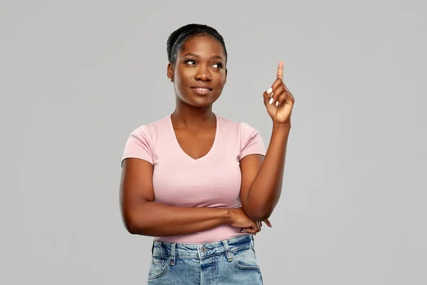 Heureuse afro-américaine femme pointant du doigt — Photo