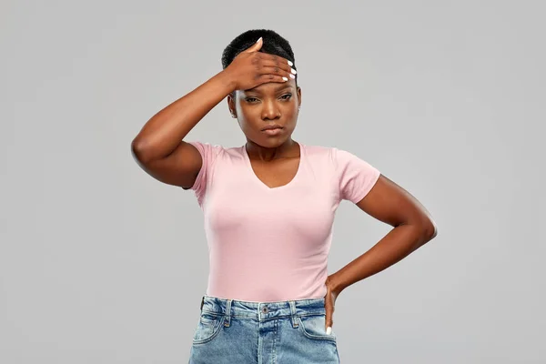 Africká americká žena s bolestí hlavy nebo horečkou — Stock fotografie