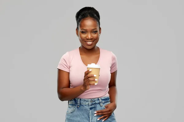 Glücklich afrikanisch-amerikanische Frau Kaffee trinken — Stockfoto