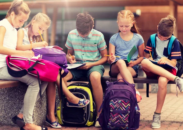 Gruppo di felici studenti delle scuole elementari all'aperto — Foto Stock