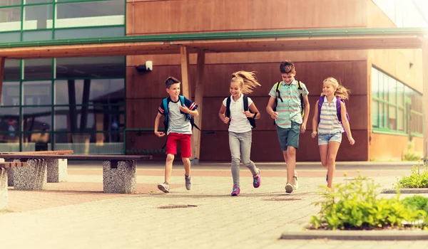 Groupe d'élèves heureux de l'école élémentaire courir — Photo