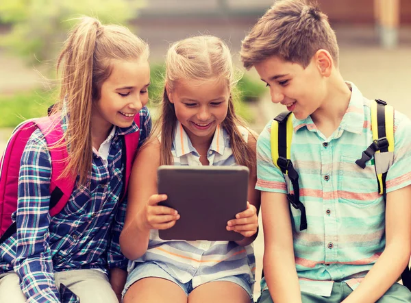 Groupe d'élèves heureux de l'école primaire parler — Photo