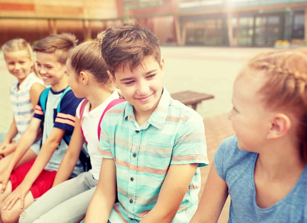 Groupe d'élèves heureux de l'école primaire parler — Photo