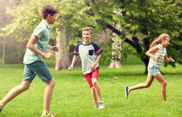 Niños felices corriendo y jugando al aire libre —  Fotos de Stock