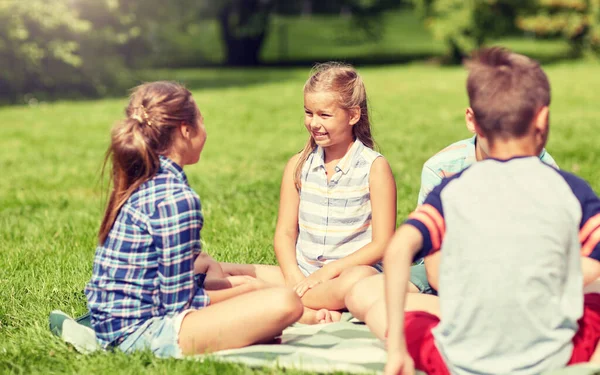 Gruppe glücklicher Kinder oder Freunde im Freien — Stockfoto