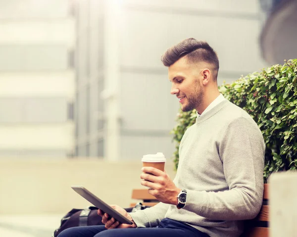 Mann mit Tablet-PC und Kaffee auf Stadtbank — Stockfoto