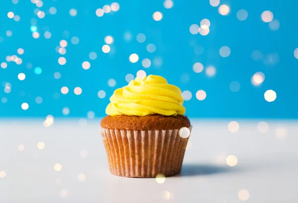 노란 거품 이 피어 오르는 컵케이크나 머핀의 근접 사진 — 스톡 사진