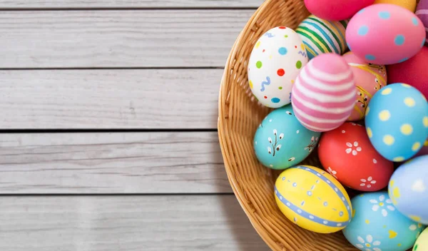 Primer plano de huevos de Pascua de colores en la cesta de mimbre —  Fotos de Stock