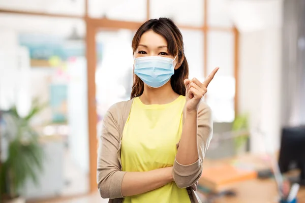 Aziatische jonge vrouw in beschermende medische masker — Stockfoto