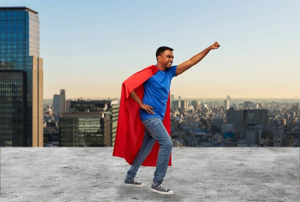 Indiański człowiek w pelerynie superbohatera robi zwycięski gest — Zdjęcie stockowe