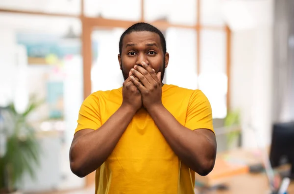 Hombre afroamericano asustado cubriéndose la boca —  Fotos de Stock