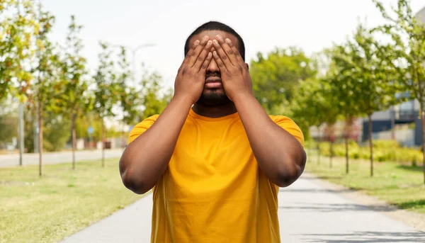 African american man closing his eyes by hands — 图库照片