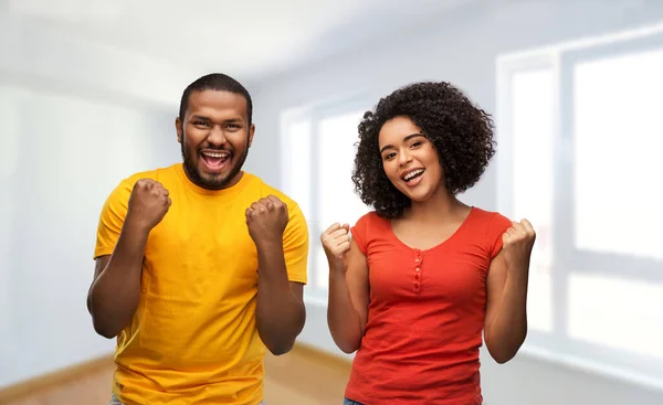 Feliz casal afro-americano celebrando o sucesso — Fotografia de Stock