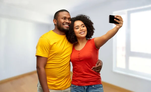 Africano casal americano leva selfie por smartphone — Fotografia de Stock