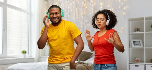 Africano casal americano com fones de ouvido dançando — Fotografia de Stock