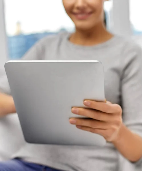 Primo piano della donna con computer tablet pc a casa — Foto Stock