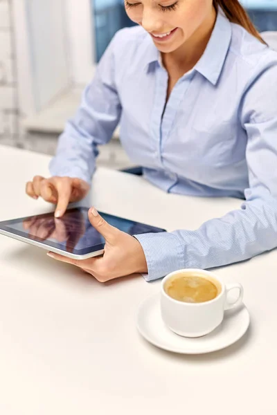 Geschäftsfrau mit Tablet-PC und Kaffee im Büro — Stockfoto