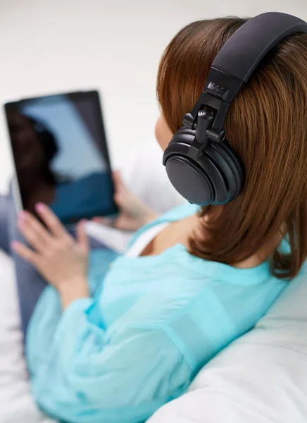 Γυναίκα με tablet pc και ακουστικά στο σπίτι — Φωτογραφία Αρχείου